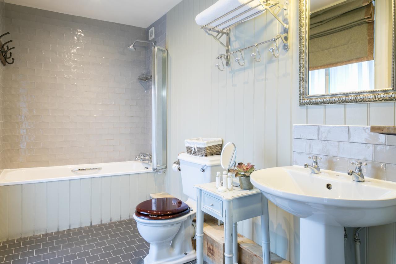 The Angel & Blue Pig Hotel Лимингтън Екстериор снимка